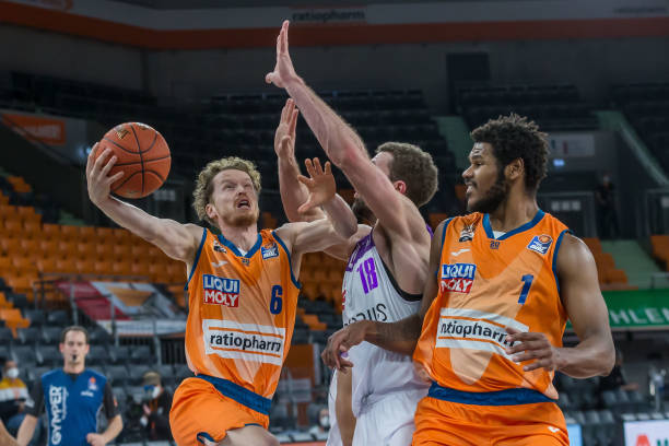 次凸显了现 次凸显了现